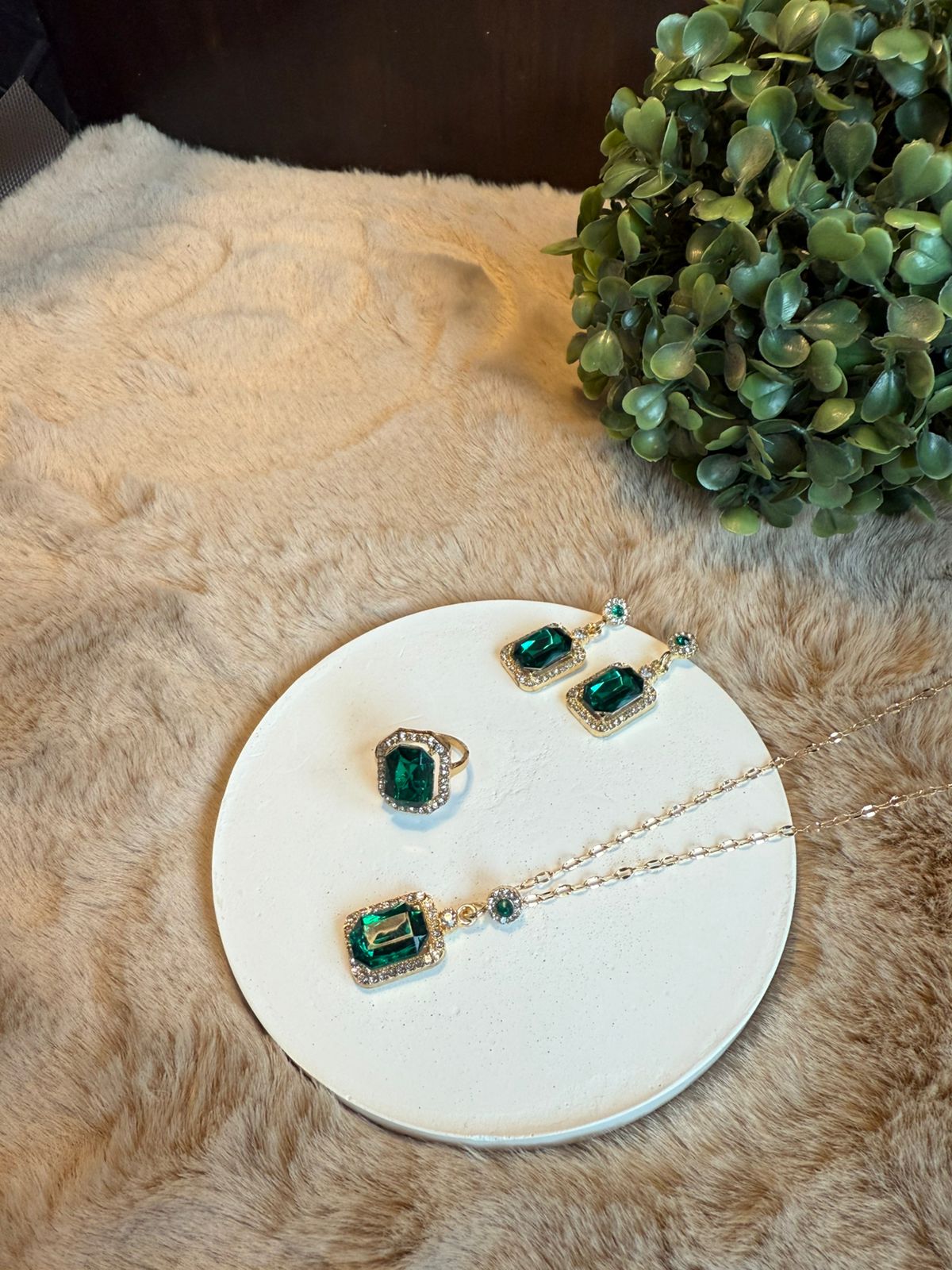 Emerald Elegance Jewelry Set