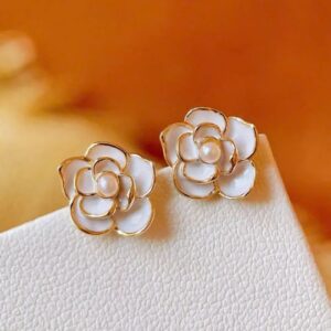 White Flowers Stud Earrings 